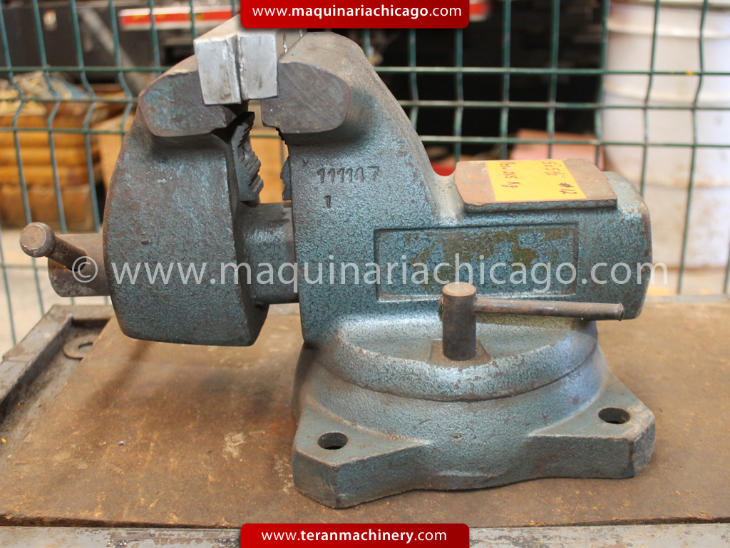 Prensa de tornillo manual, capacidad 5"x5-1/2", peso 21.5 kg.  Folio MV172046-A