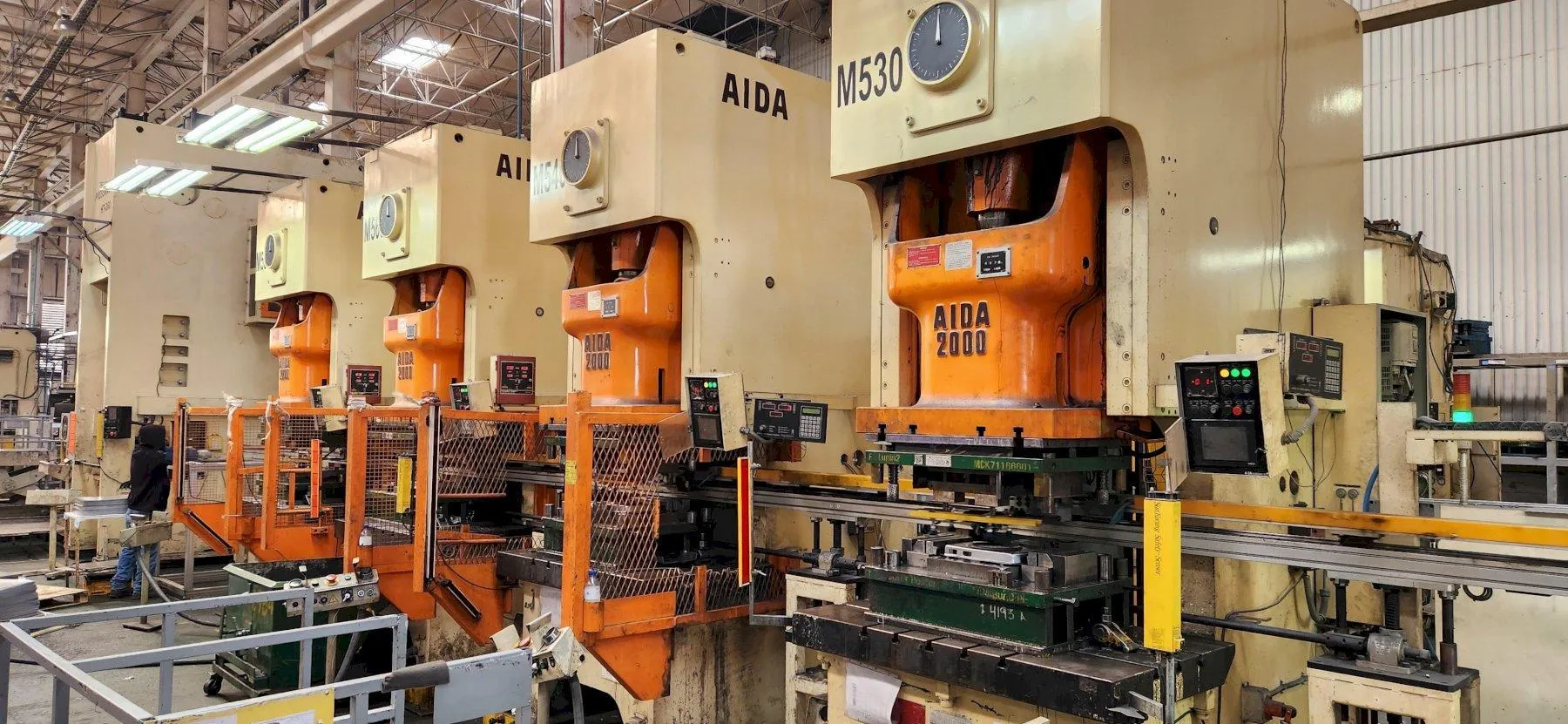 220 T Aida mesa 1390x840mm, curso 250mm, abre 450mm, 25-50 golpes/min. En M&eacute;xico